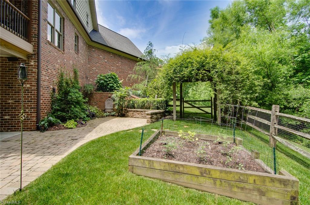 5032 Bennington Way High Point, NC 27262 - Photo 27 of 30 Garden area