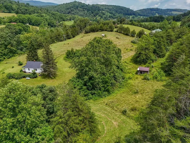 a view of a barn with yard and plants
