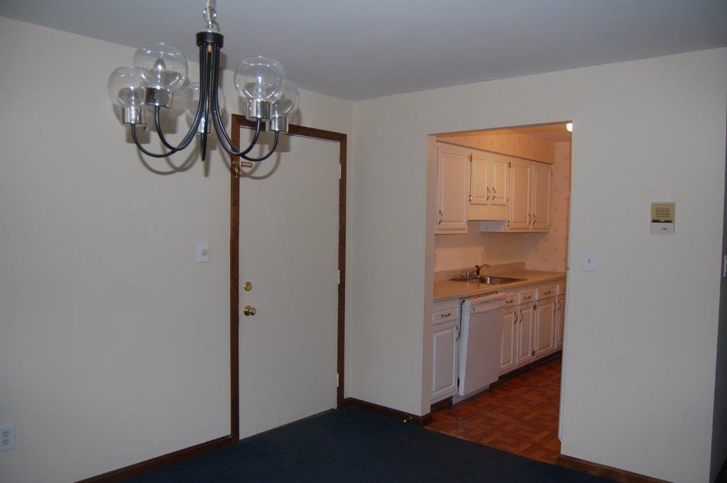 600 Riverside Drive, Unit 15 Augusta, ME 04330 - Photo 11 of 12 ENTRY AND DINING AREA