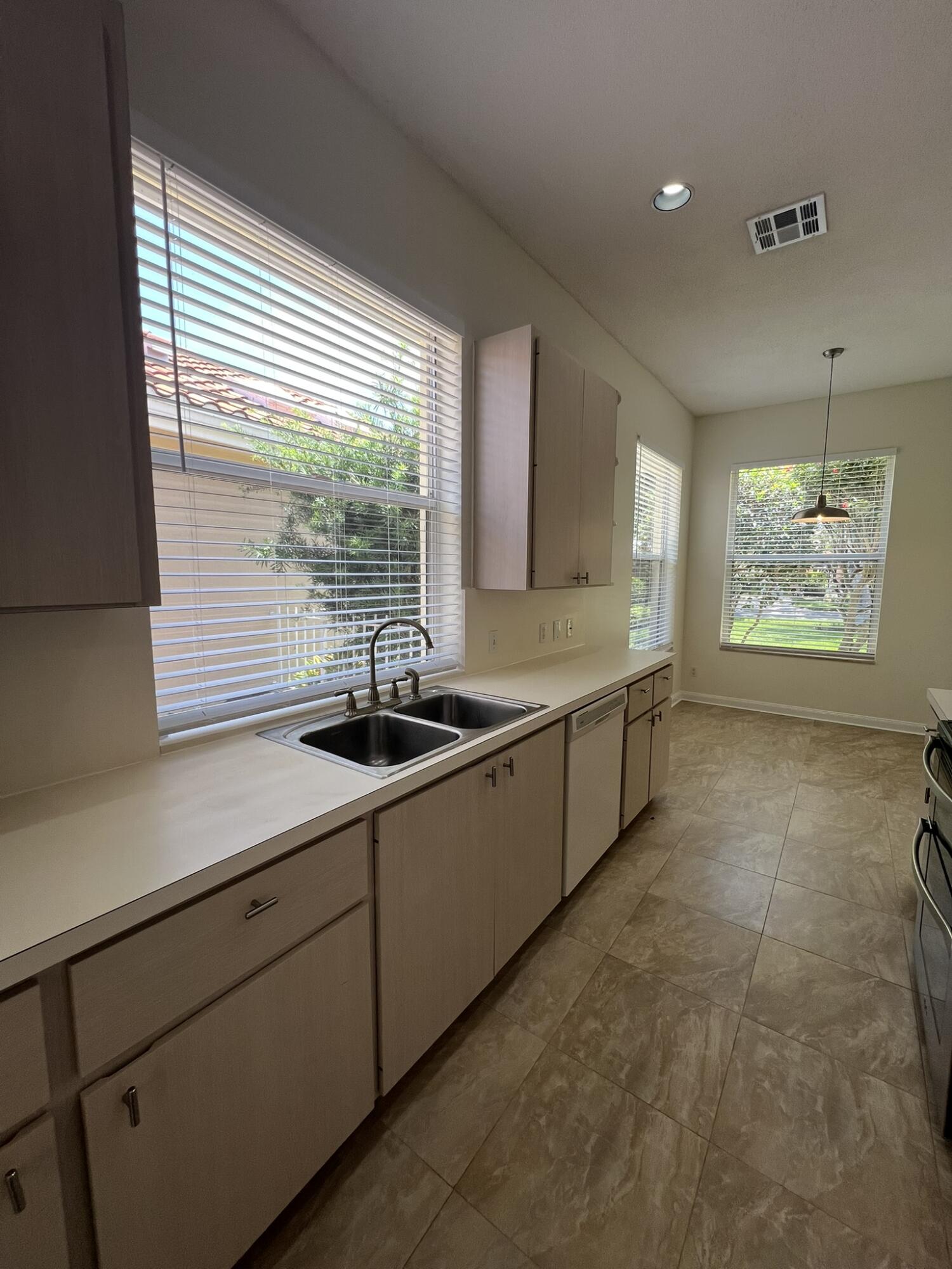 244 Hampton Place Jupiter, FL 33458 - Photo 10 of 31 Kitchen