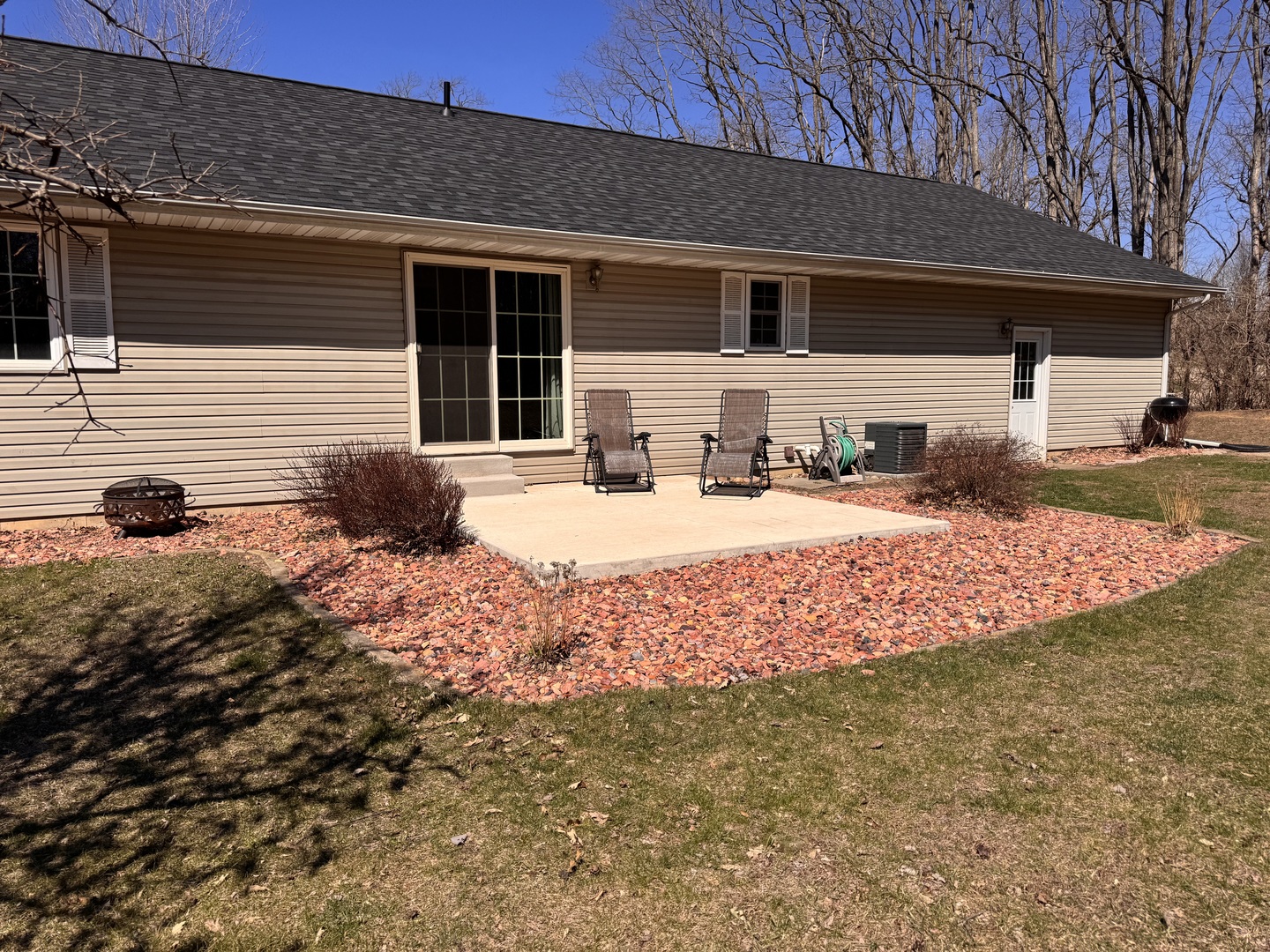 402 Woodside Place Dixon, IL 61021 - Photo 16 of 17 a view of a house with backyard and sitting area