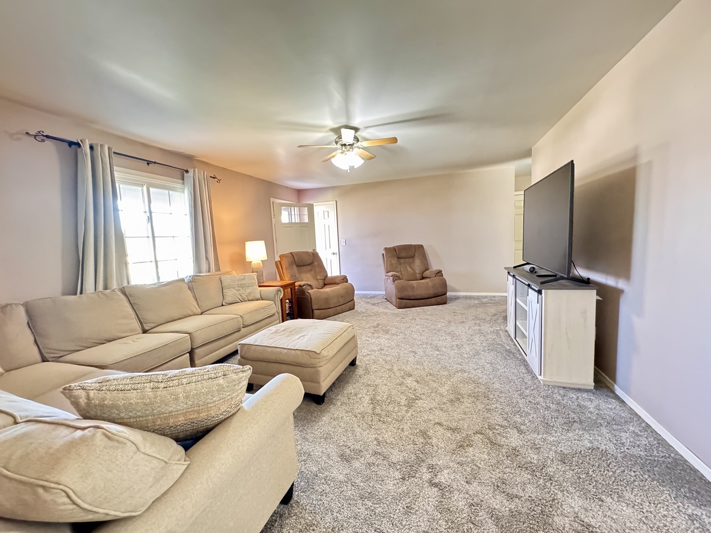 402 Woodside Place Dixon, IL 61021 - Photo 4 of 17 a living room with furniture a ceiling fan and a window