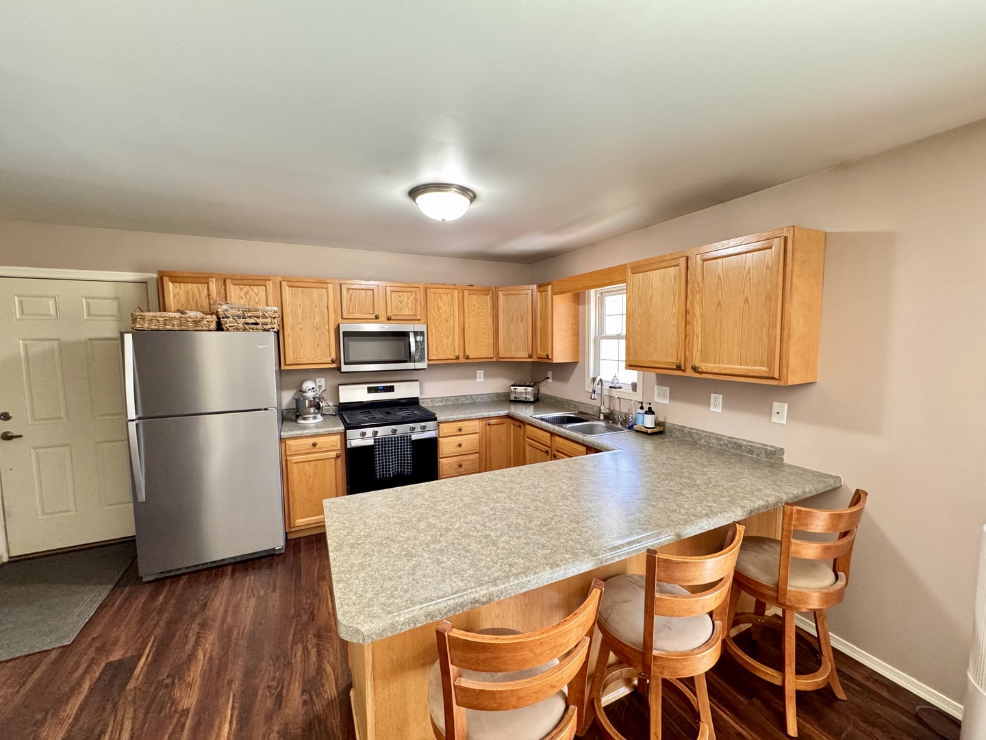 402 Woodside Place Dixon, IL 61021 - Photo 6 of 17 a kitchen with granite countertop a stove a sink dishwasher a refrigerator with wooden floor