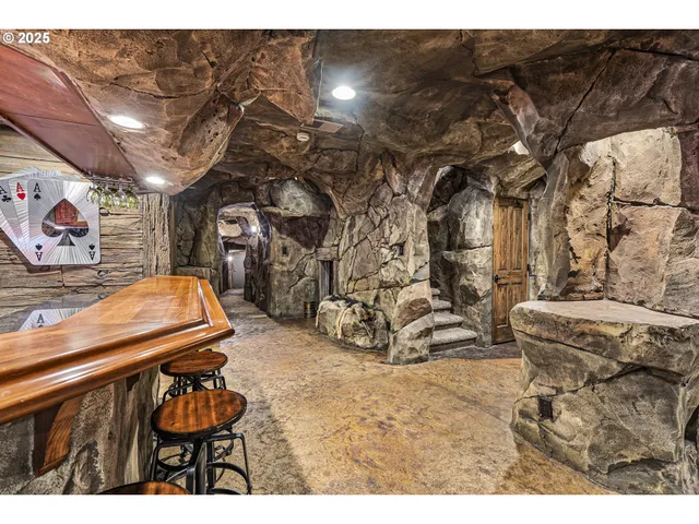 a view of livingroom with furniture