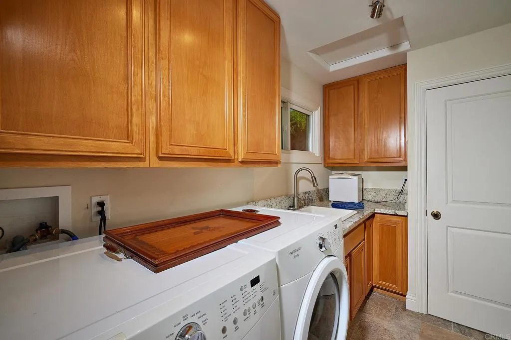 4613 Sun Valley Road Del Mar, CA 92014 - Photo 25 of 55 a utility room with dryer and washer