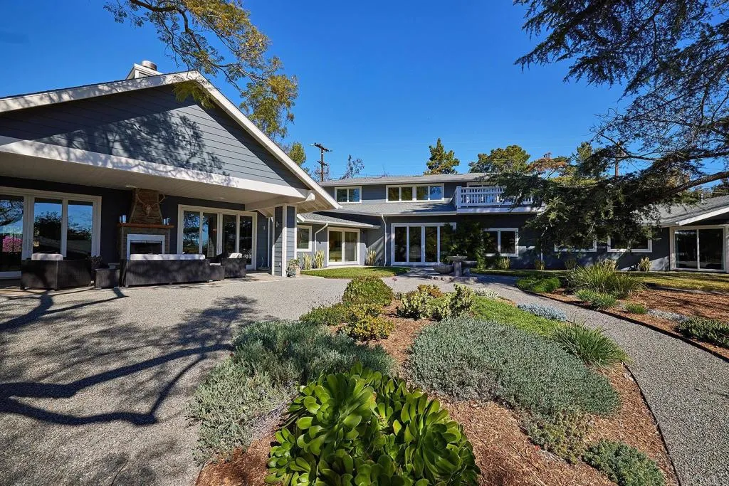 4613 Sun Valley Road Del Mar, CA 92014 - Photo 55 of 55 a view of a house with a yard and sitting area
