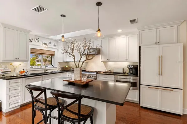 $2,300,000 | 807 South Bay Boulevard, Anna Maria, FL 34216