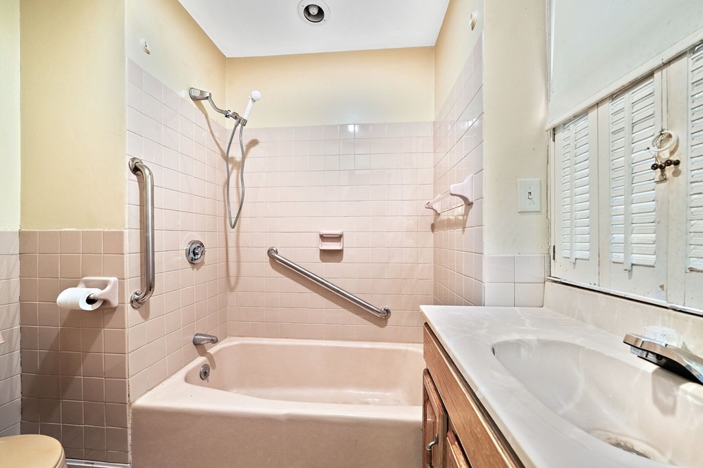 27 Cypress Road Milton, MA 02186 - Photo 10 of 39 Gallery Image 10