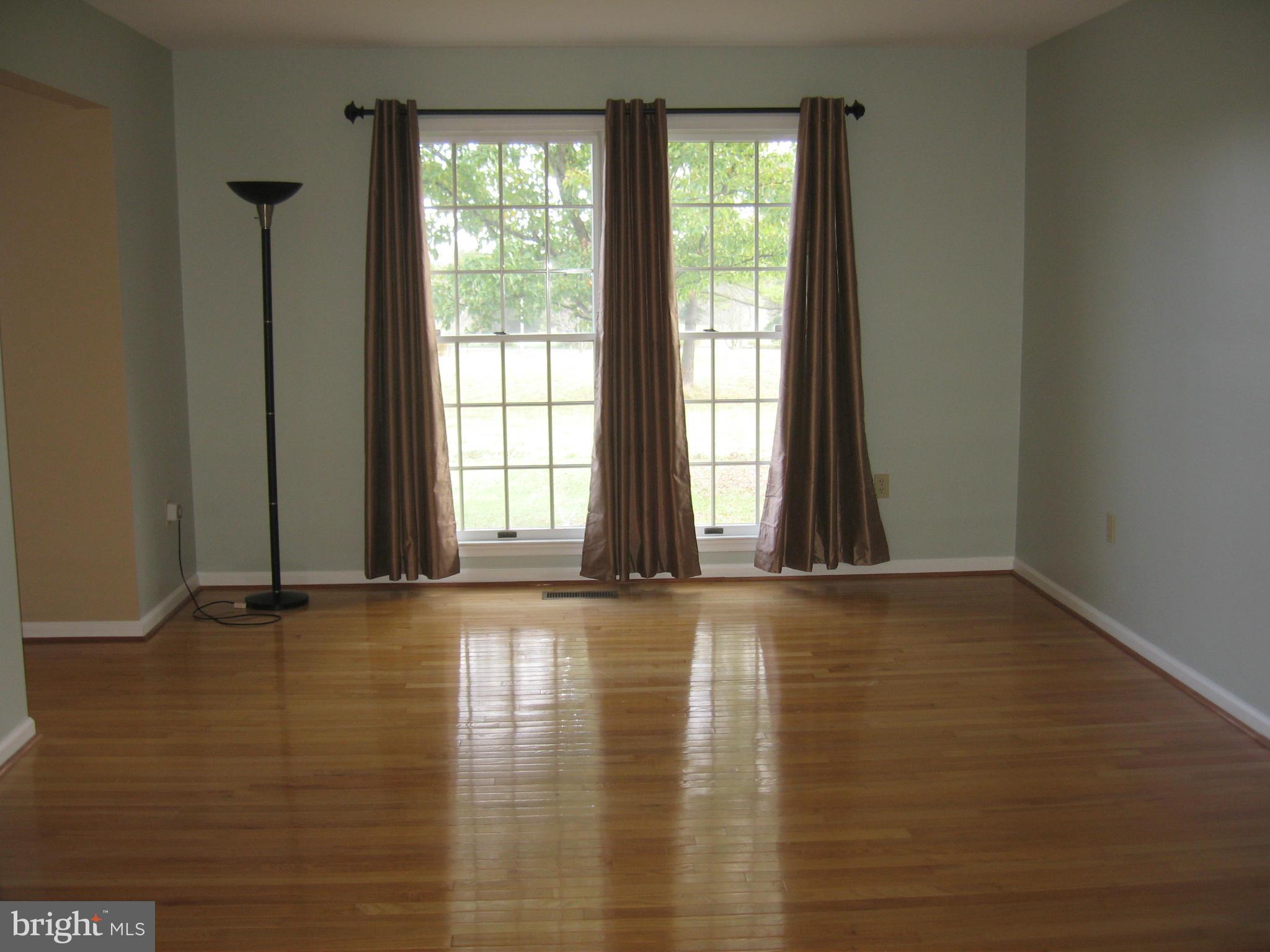 2109 South Childs Road Kearneysville, WV 25430 - Photo 14 of 30 Living Room
