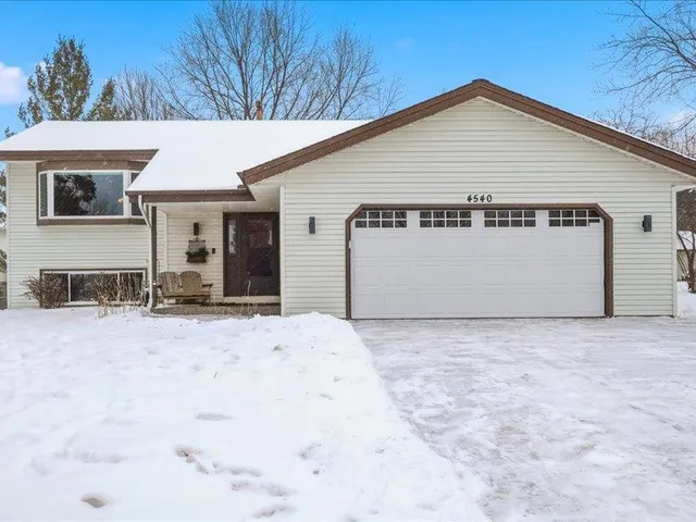 $384,900 | 4540 Greenhaven Drive, Vadnais Heights, MN 55127