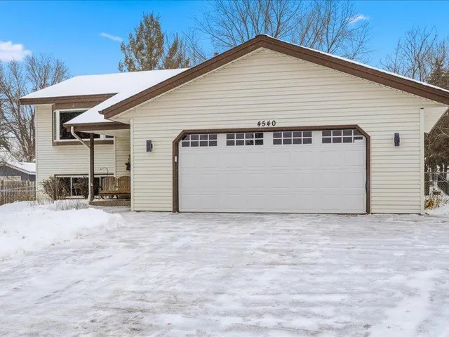 $384,900 | 4540 Greenhaven Drive, Vadnais Heights, MN 55127