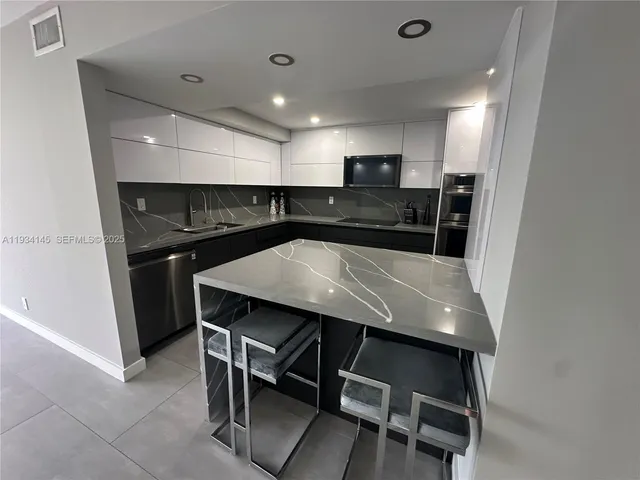 $2,700 | 600 Parkview Drive, Unit 602, Hallandale Beach, FL 33009