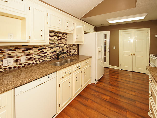 5915 Maple Street Hanahan, SC 29410 - Photo 5 of 40 Tiled Backsplash