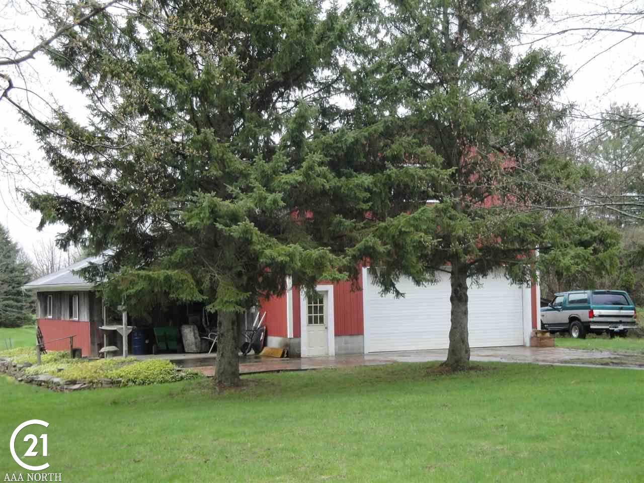 5249 Sandhill Road Almont, MI 48003 - Photo 4 of 31 31378072-3.JPG
