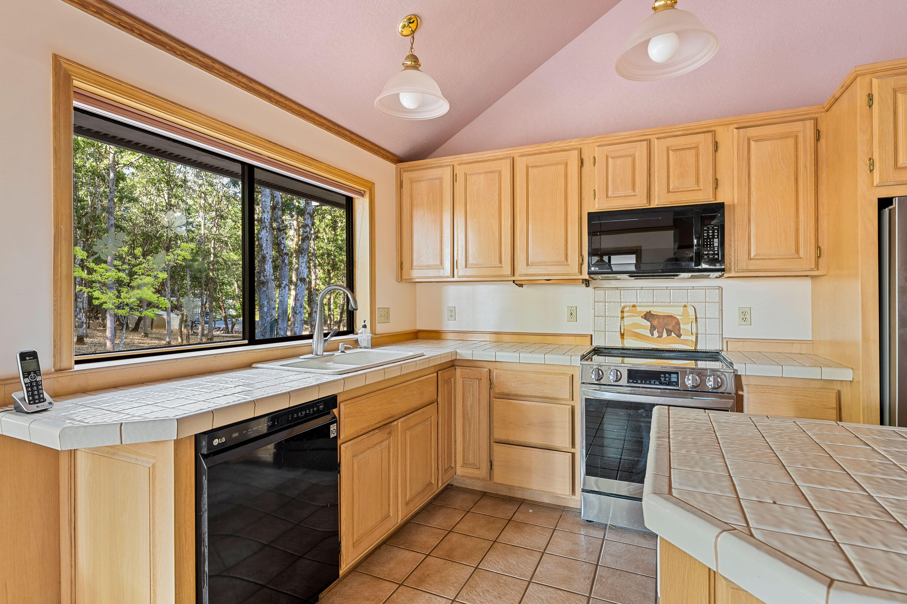 487 April Drive Merlin, OR 97532 - Photo 18 of 58 Kitchen
