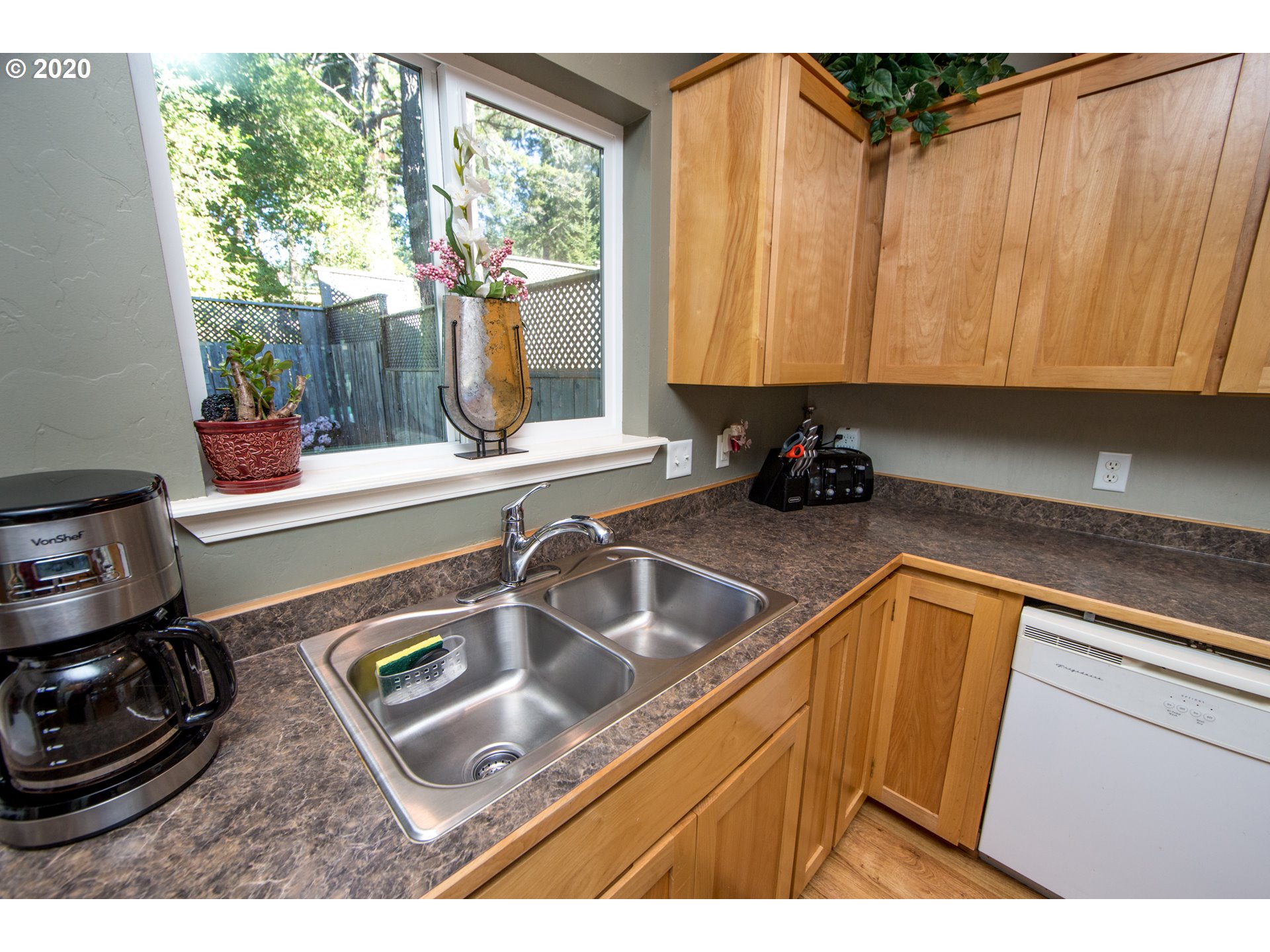 815 Old County Road, Unit 6 Brookings, OR 97415 - Photo 14 of 32 Kitchen