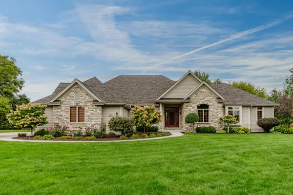 $899,900 | W383-n8625 Blue River Pass, Oconomowoc, WI 53066
