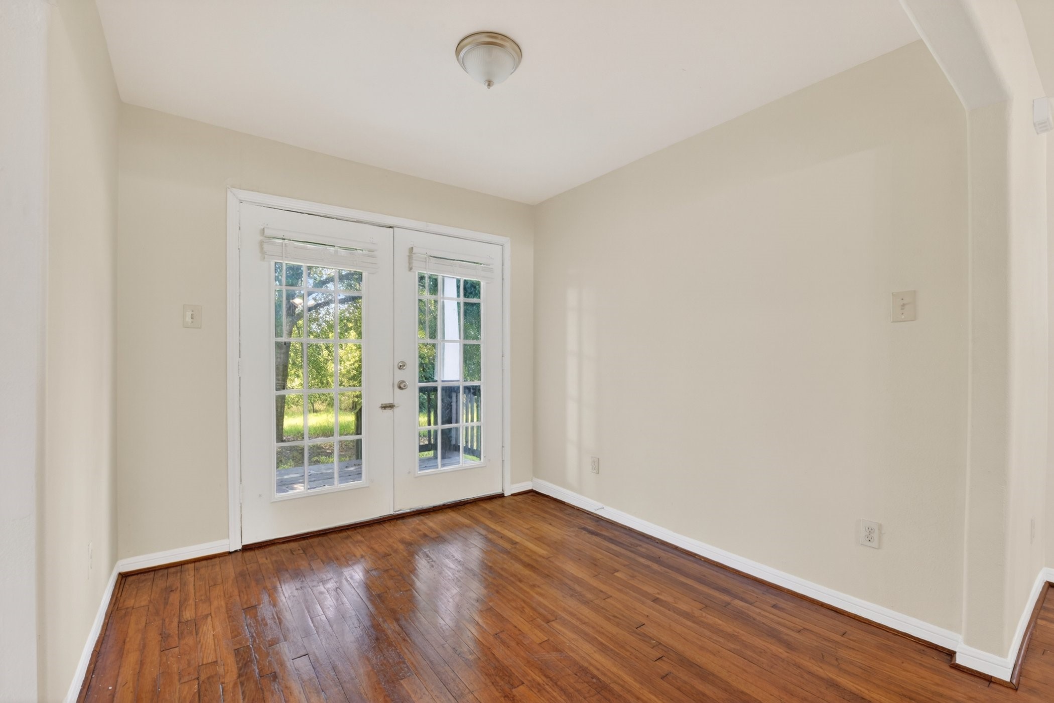 7013 St Augustine Street Houston, TX 77021 - Photo 14 of 35 an empty room with wooden floor and windows