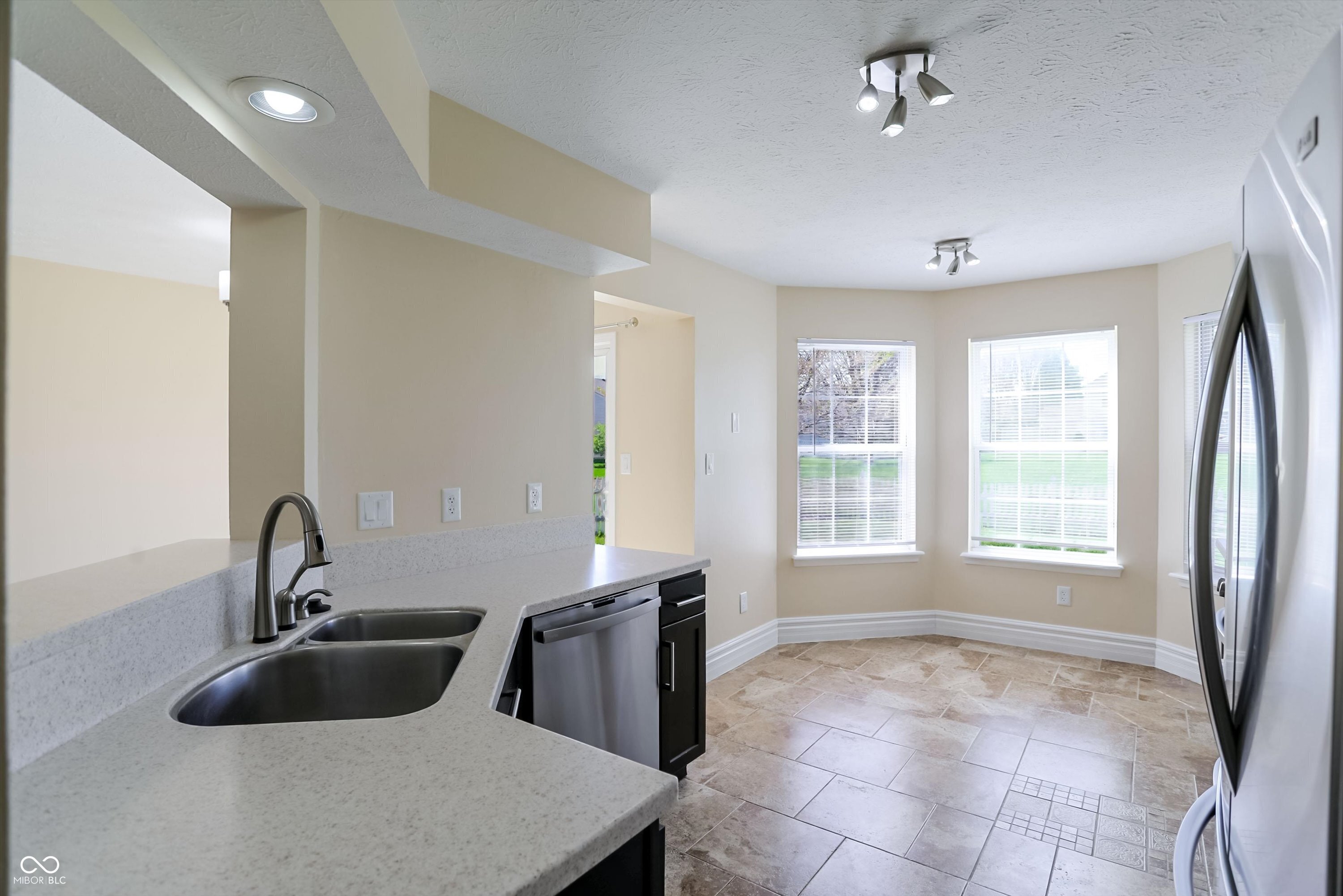 9240 Crossing Drive Fishers, IN 46037 - Photo 15 of 52