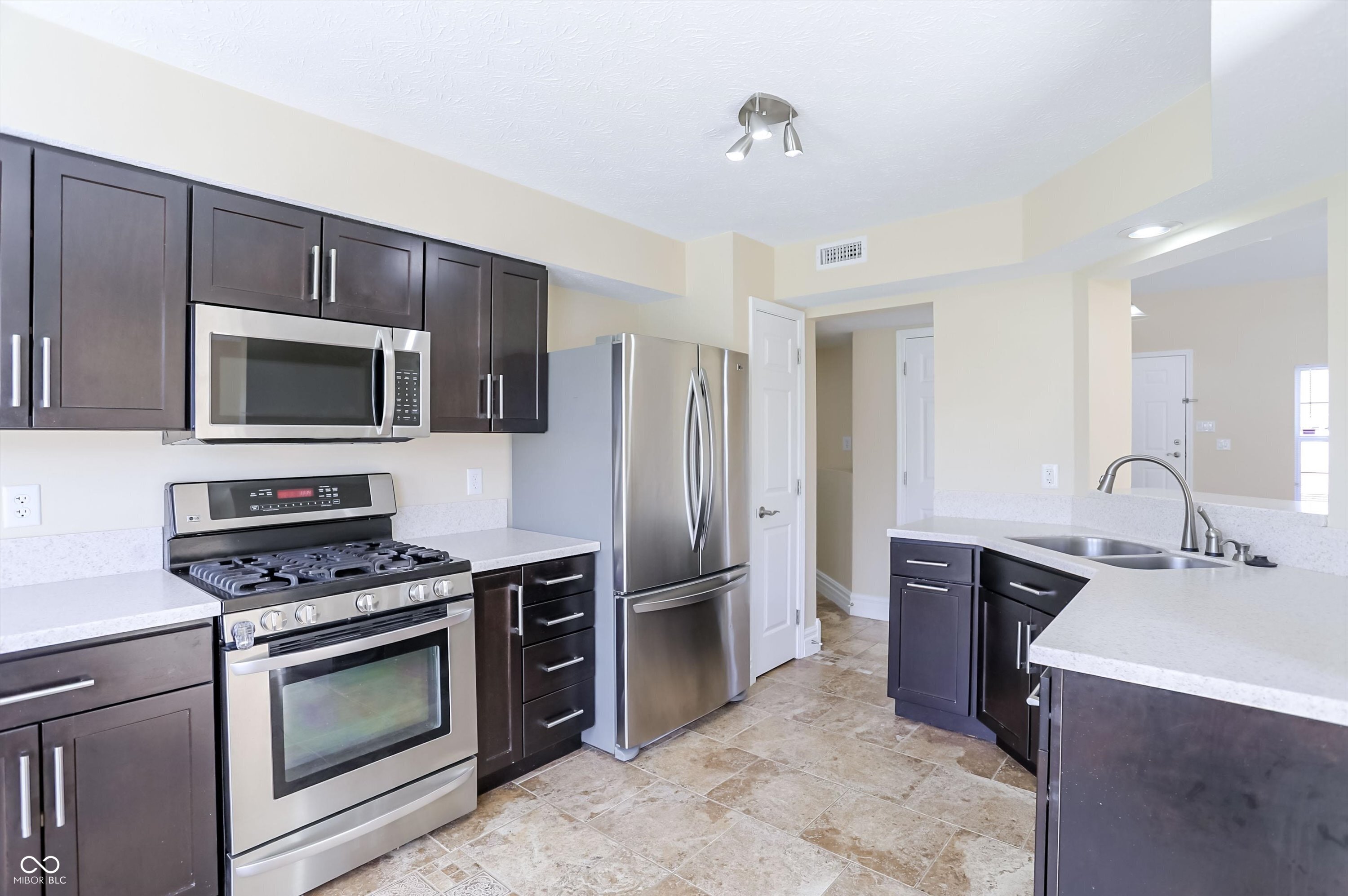 9240 Crossing Drive Fishers, IN 46037 - Photo 19 of 52