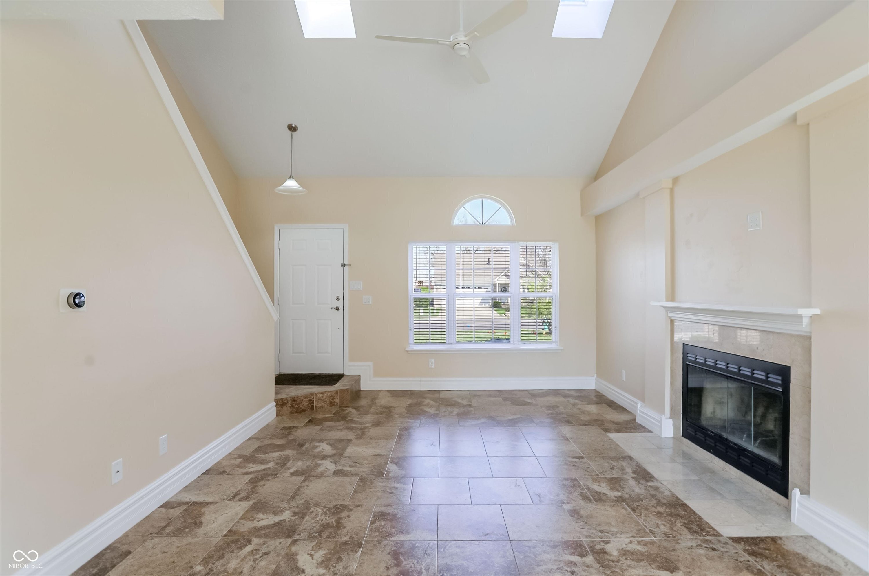 9240 Crossing Drive Fishers, IN 46037 - Photo 4 of 52