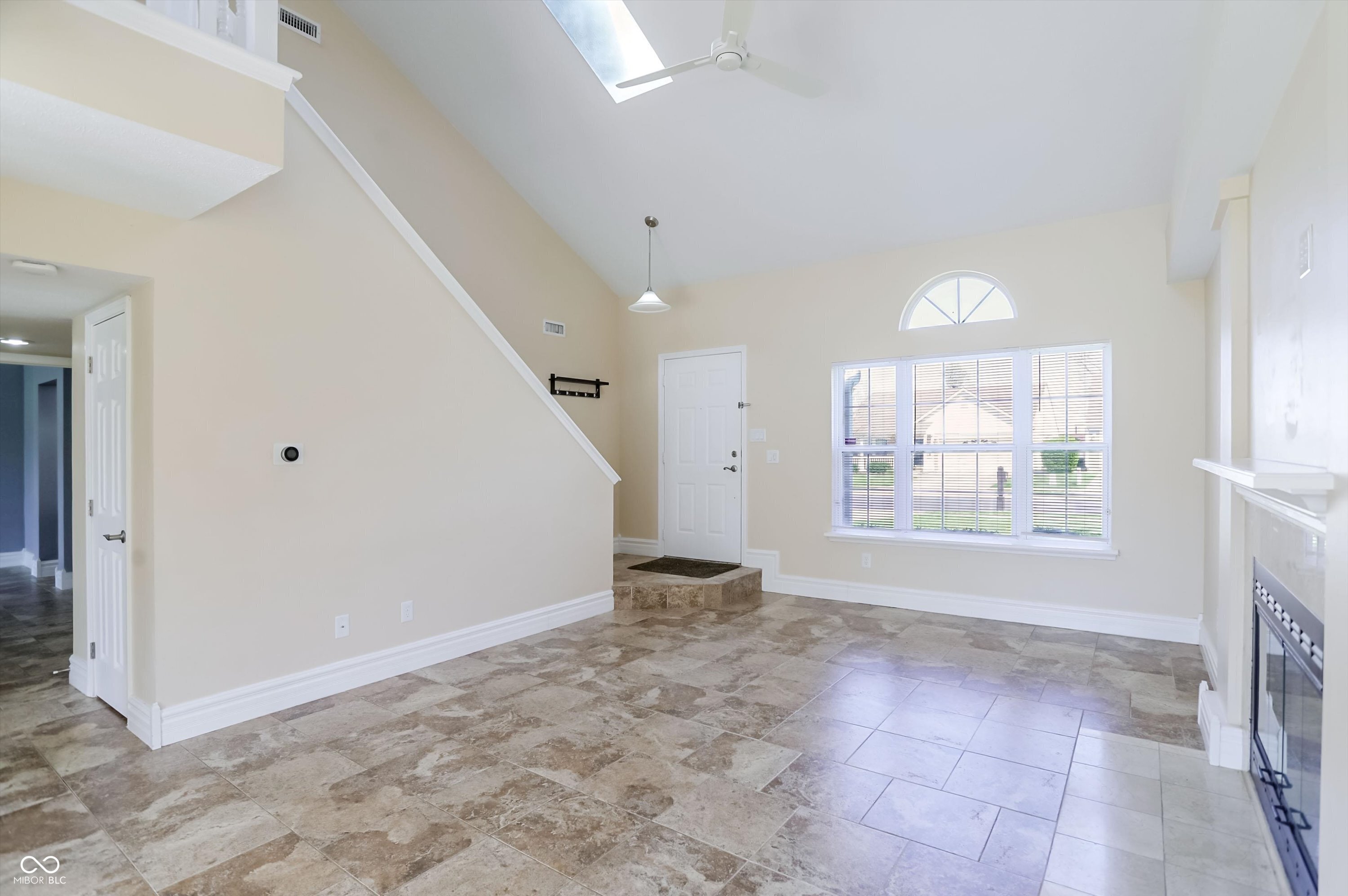 9240 Crossing Drive Fishers, IN 46037 - Photo 5 of 52