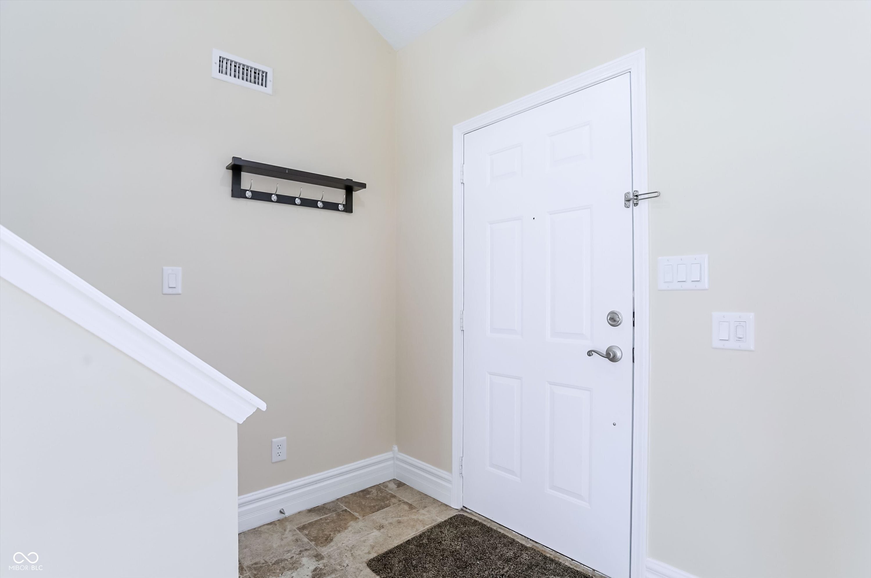 9240 Crossing Drive Fishers, IN 46037 - Photo 6 of 52