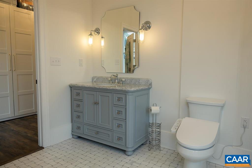 409 Park Street Charlottesville, VA 22902 - Photo 32 of 58 a bathroom with a toilet a sink and mirror