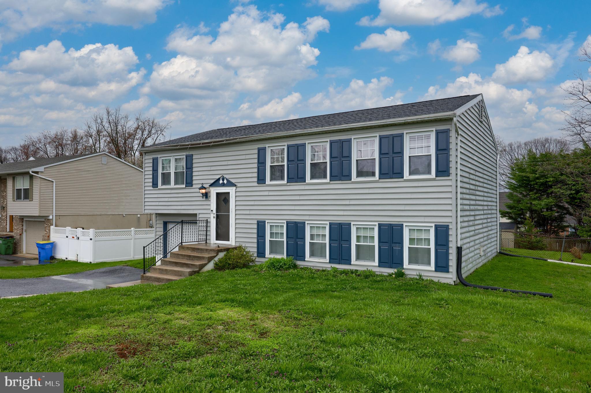321 Edgewood Road York, PA 17402 - Photo 3 of 39 Gallery Image 3