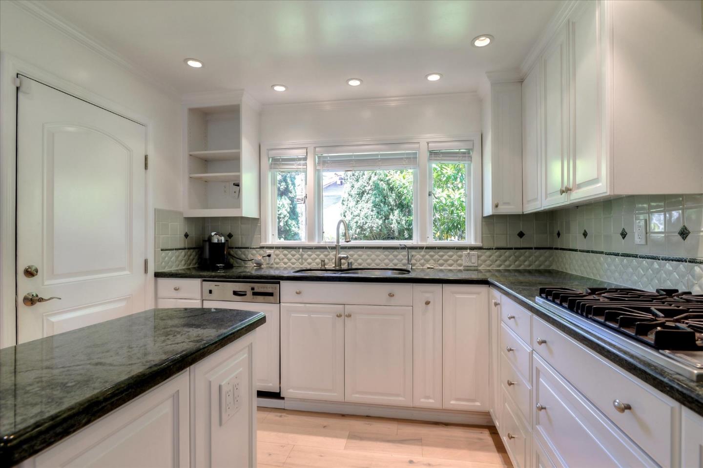 415 Bucknell Drive San Mateo, CA 94402 - Photo 8 of 31