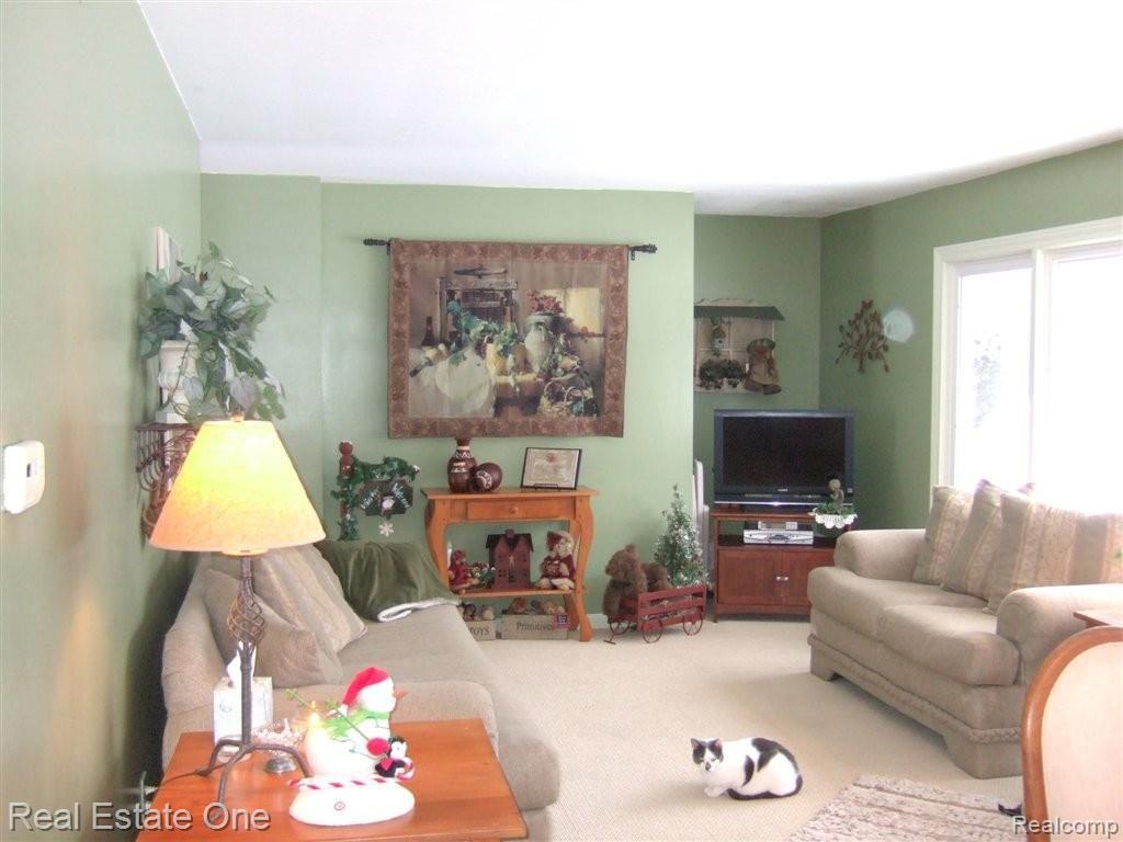 2377 Oklahoma Avenue Rochester, MI 48309 - Photo 2 of 15 Living Room