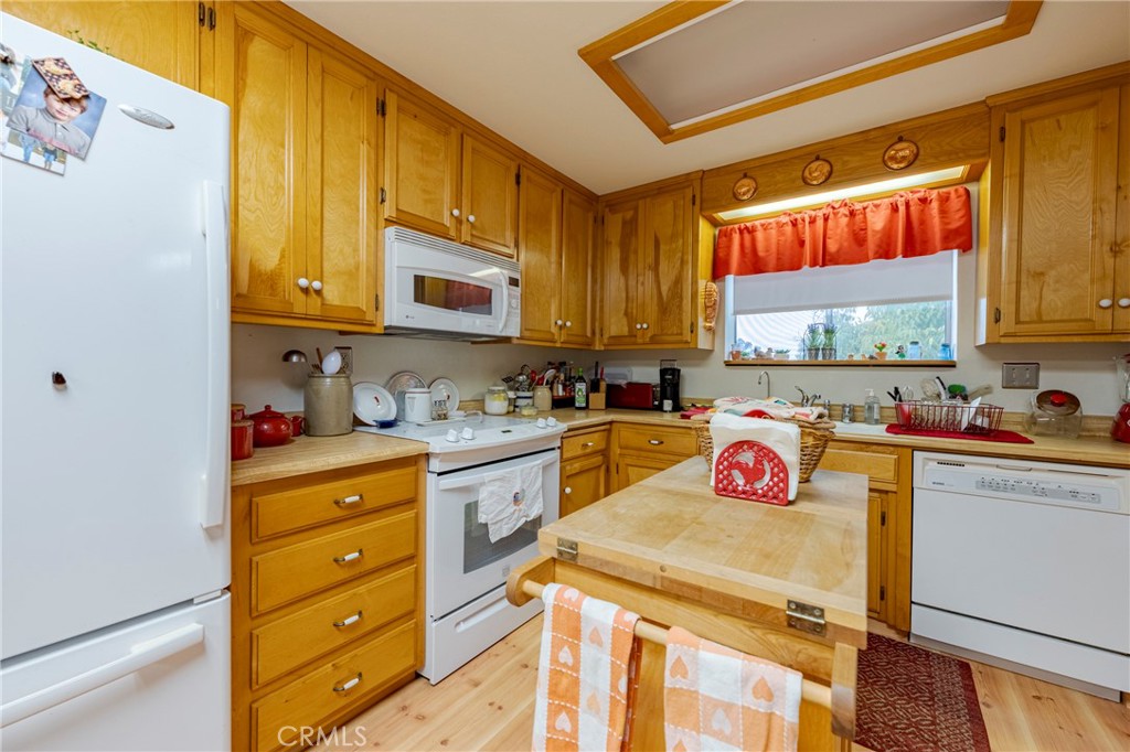 4263 Gurr Road Atwater, CA 95301 - Photo 28 of 73 a kitchen with a stove a sink and a refrigerator