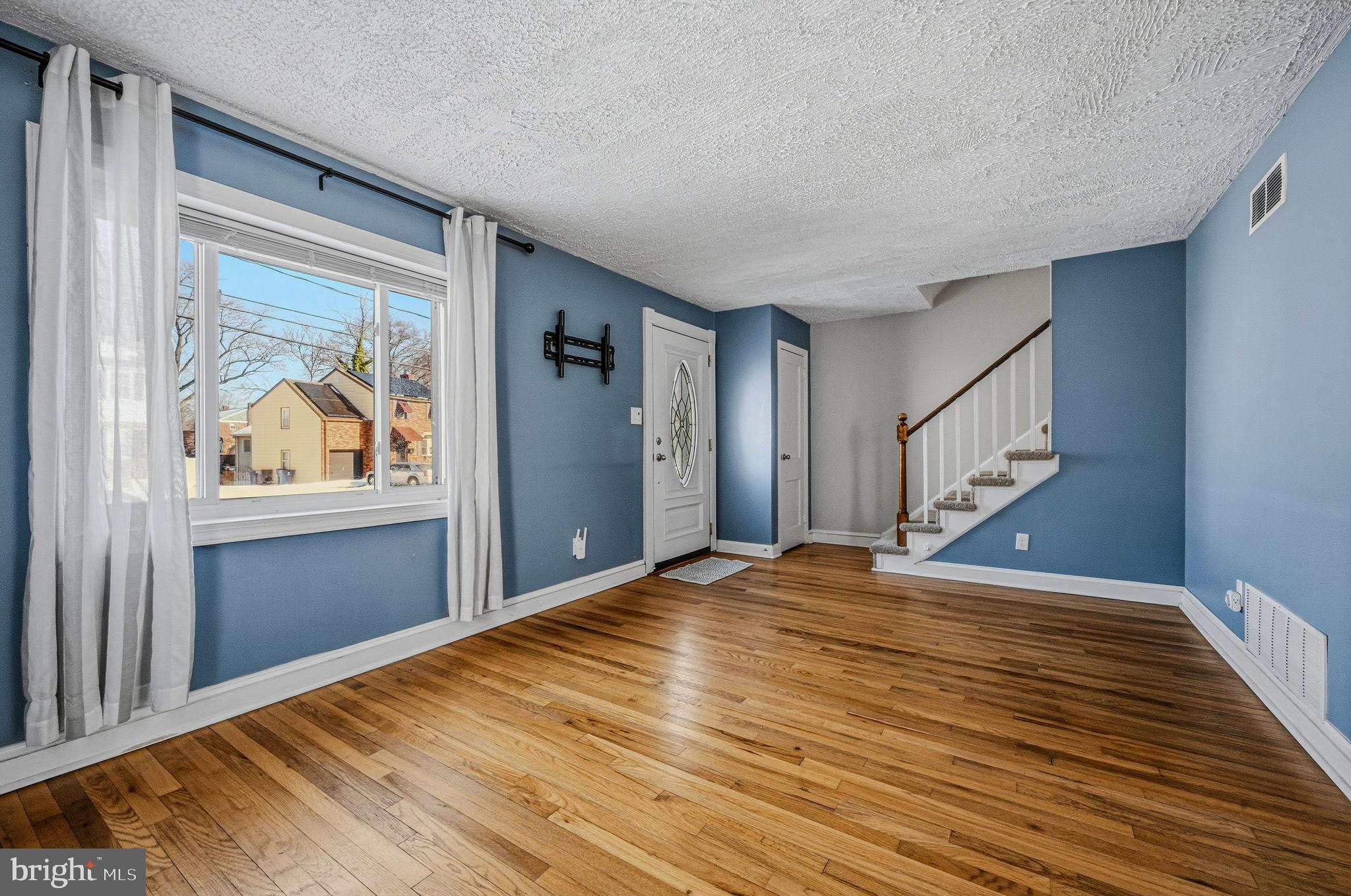 9 Alvil Road Wilmington, DE 19805 - Photo 4 of 45 Spacious Living Room w/beautiful hardwood floors!