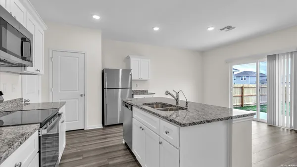 $1,600 | 7730 Fox Crossing, San Antonio, TX 78252