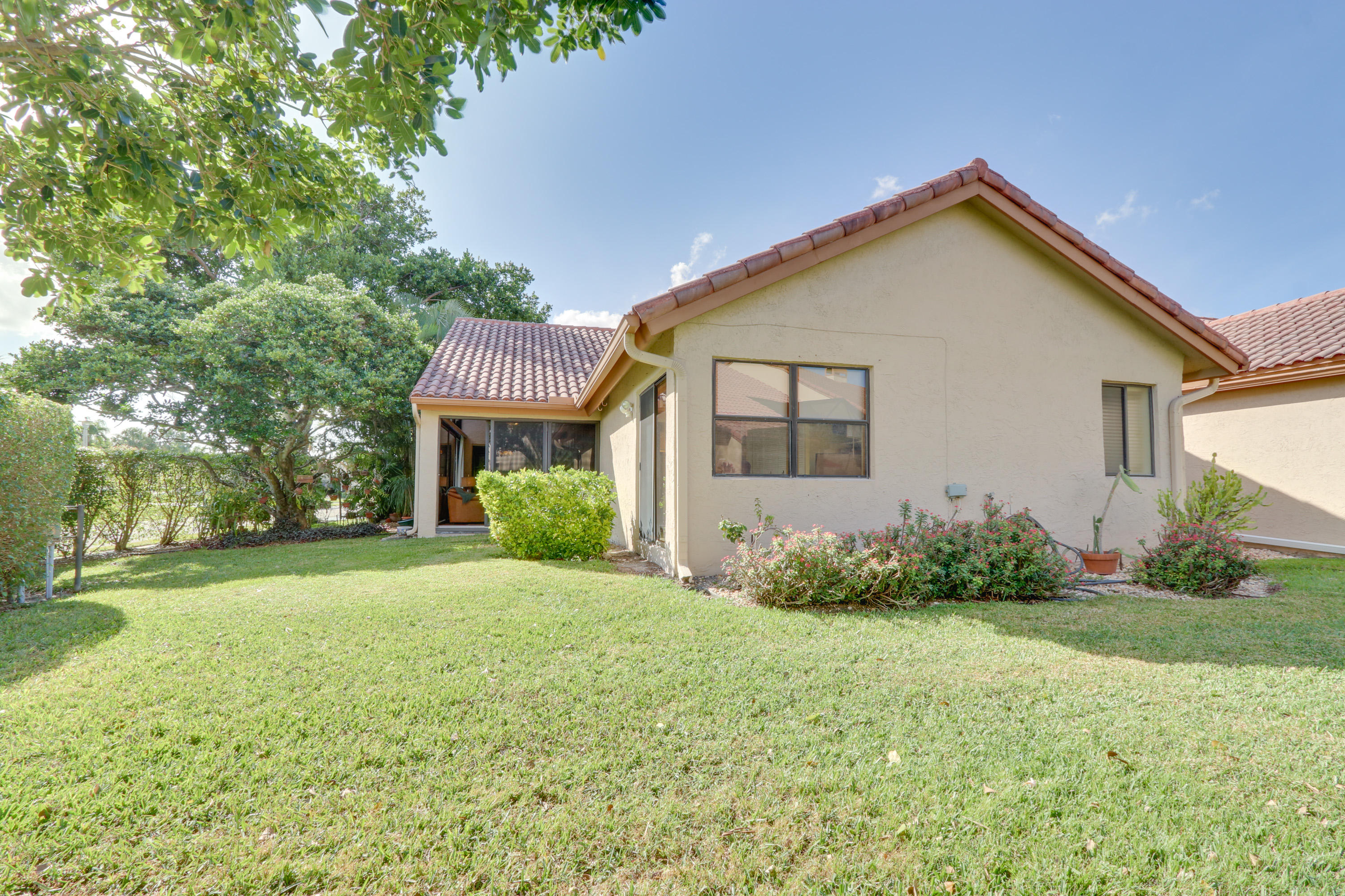 23363 Water Circle Boca Raton, FL 33486 - Photo 25 of 43 Large side yard