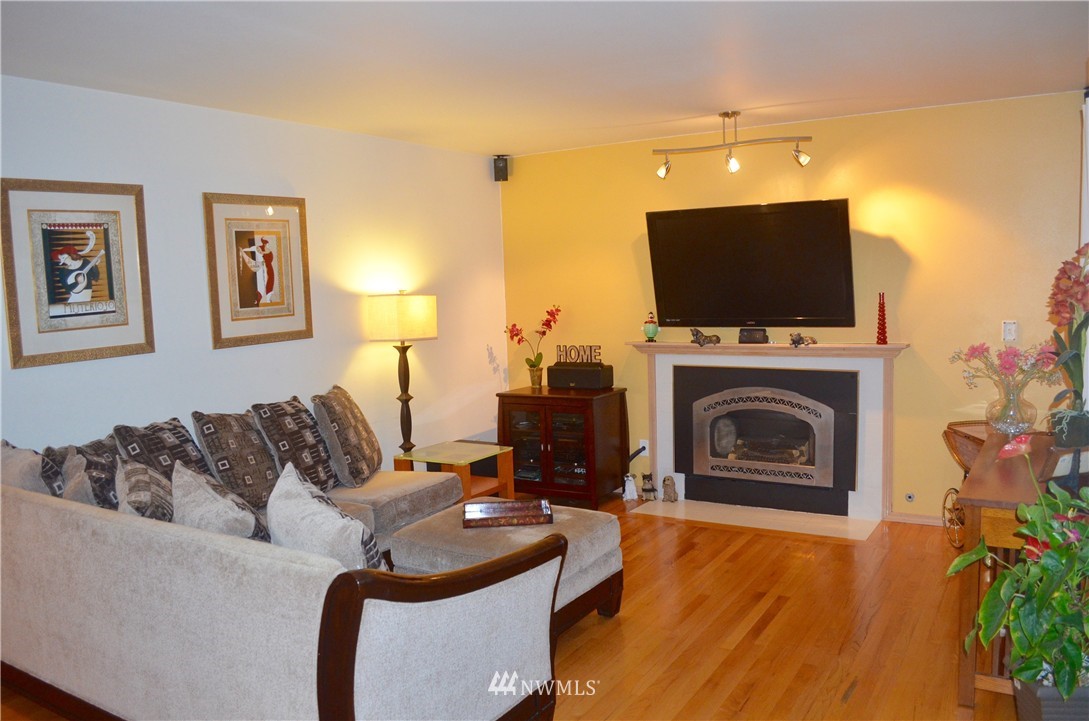 18618 106th Place Southeast Renton, WA 98055 - Photo 5 of 23