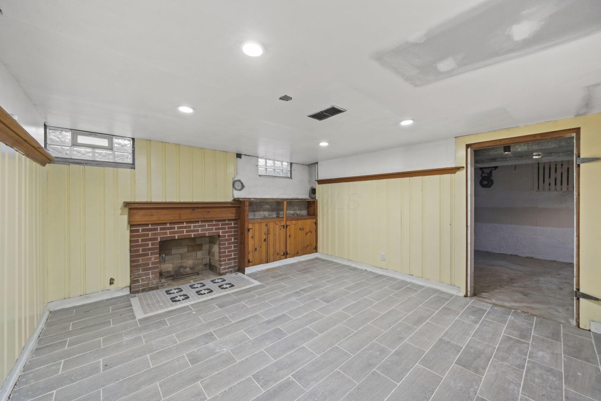 40 South Kellner Road Columbus, OH 43209 - Photo 33 of 57 Brick fireplace with wood mantle