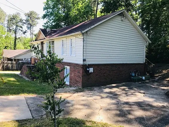 a view of a house with a yard