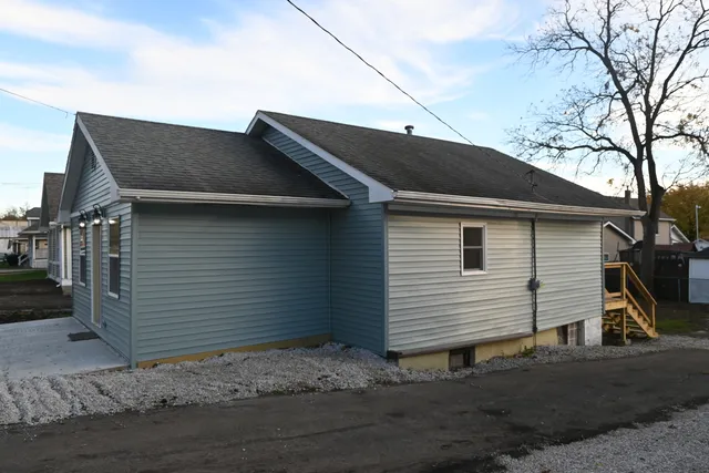 a view of back yard of the house