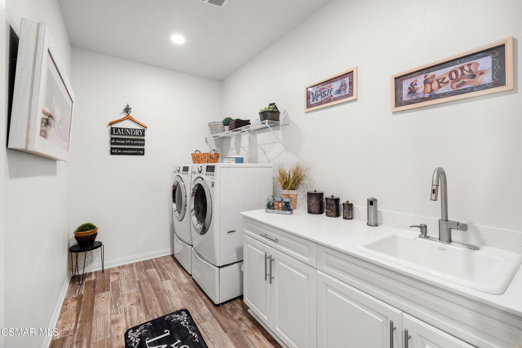 417 White Bark Lane Simi Valley, CA 93065 - Photo 25 of 30 a bathroom with a sink and a mirror