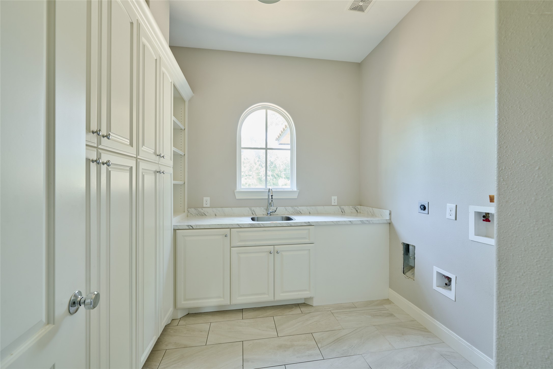 28526 Riverside Crest Lane Houston, TX 77336 - Photo 24 of 36 a bathroom with a sink and mirror with bathtub