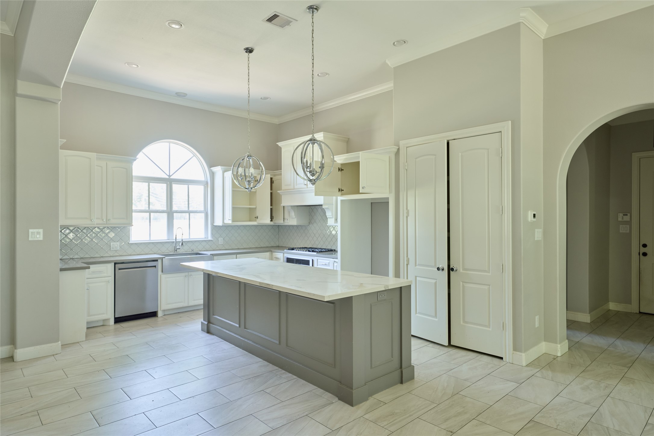 28526 Riverside Crest Lane Houston, TX 77336 - Photo 10 of 36 a large kitchen with a stove a sink dishwasher a refrigerator and a oven