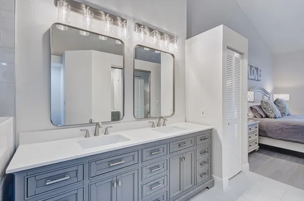 a en suite bathroom with double sink and a mirror