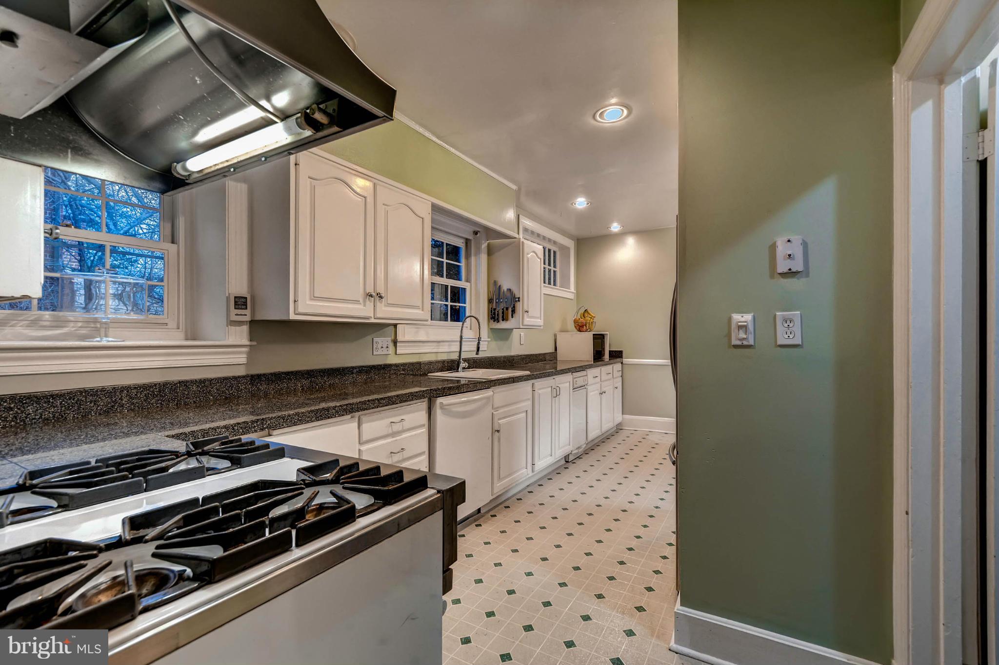 107 St Dunstans Road Baltimore, MD 21212 - Photo 10 of 30 Kitchen