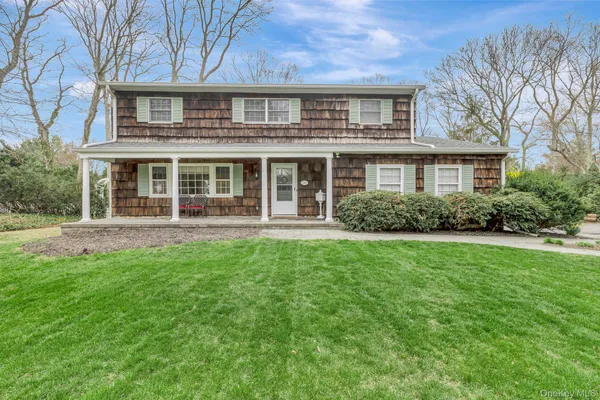 $949,000 | 27 Richie Court North, St. James, NY 11780