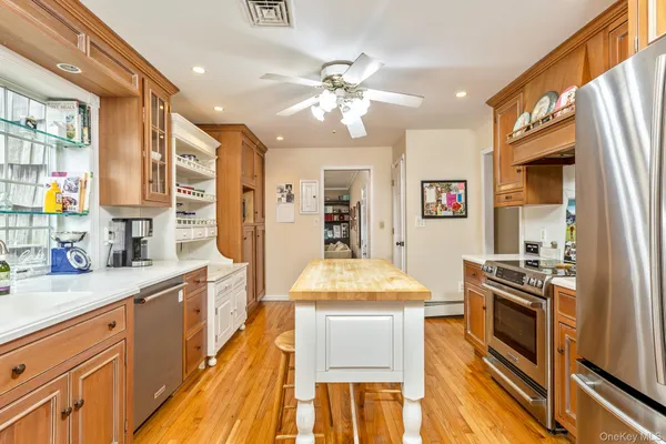 $949,000 | 27 Richie Court North, St. James, NY 11780