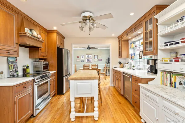 $949,000 | 27 Richie Court North, St. James, NY 11780