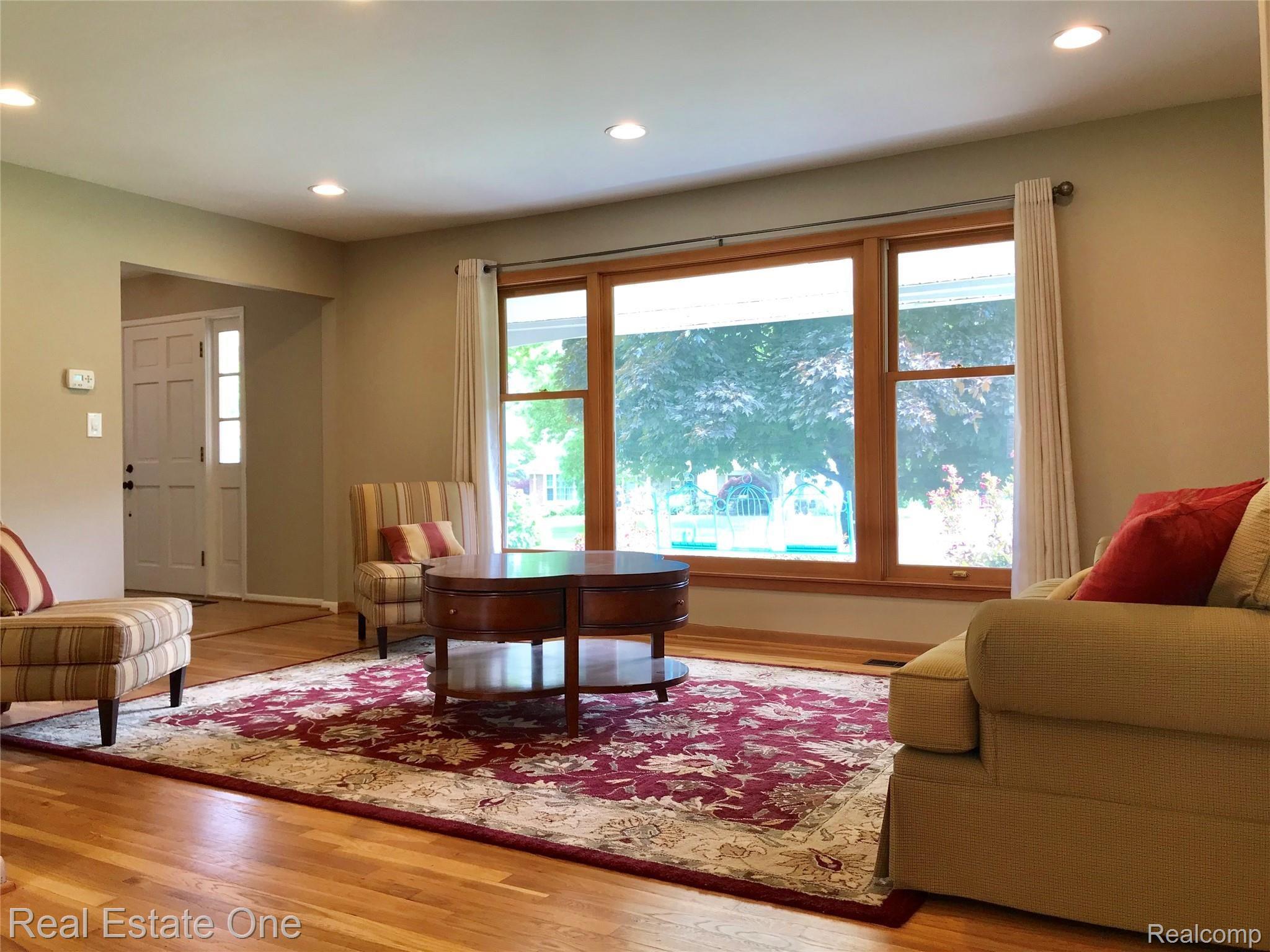 590 South Fieldstone Drive Rochester, MI 48309 - Photo 7 of 19 SPACIOUS LIVING ROOM WITH HARDWOOD FLOORS AND RECESSED LIGHTS