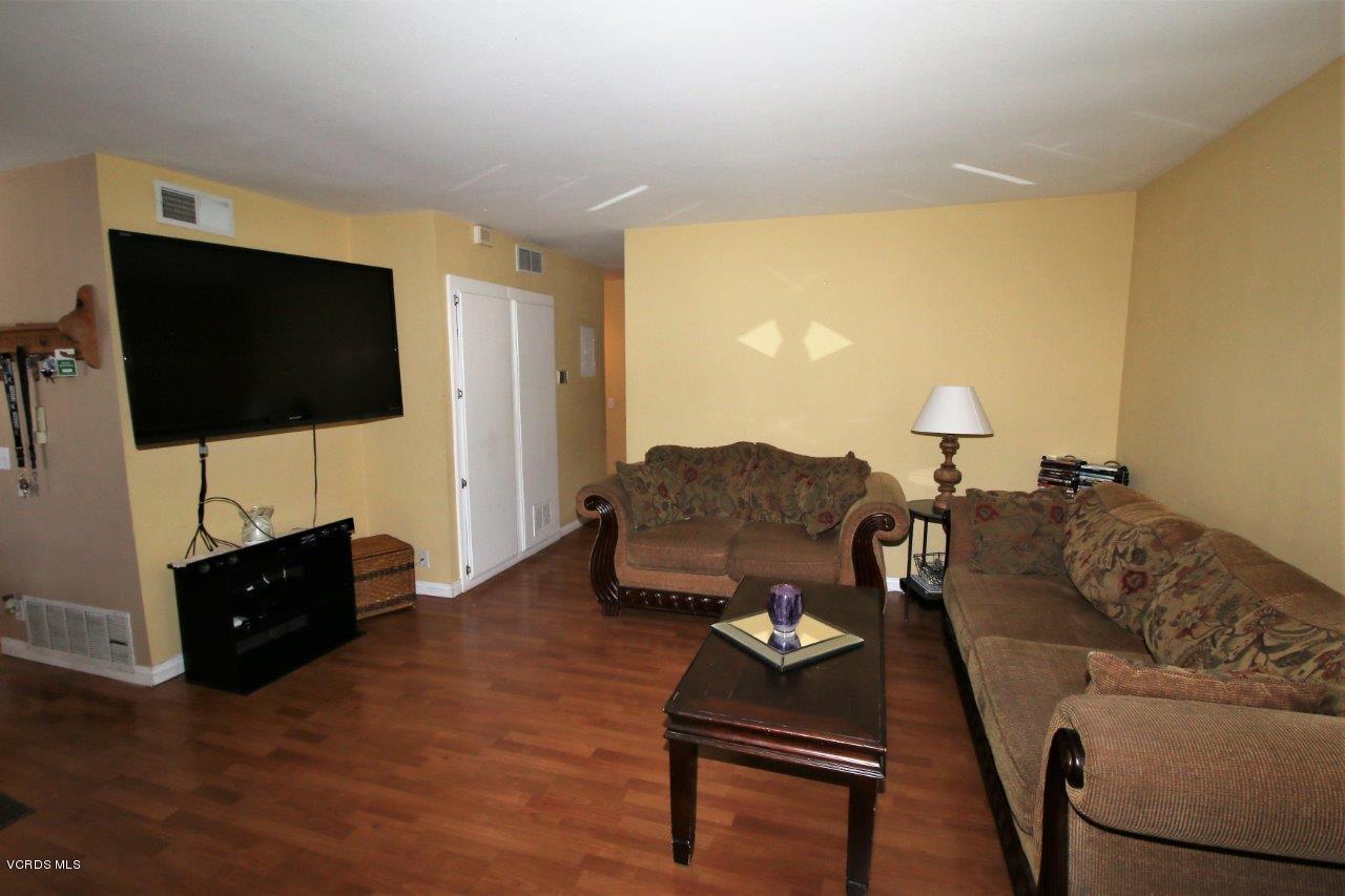 553 Spring Road, Unit 40 Moorpark, CA 93021 - Photo 7 of 15 spring rd hallway 2
