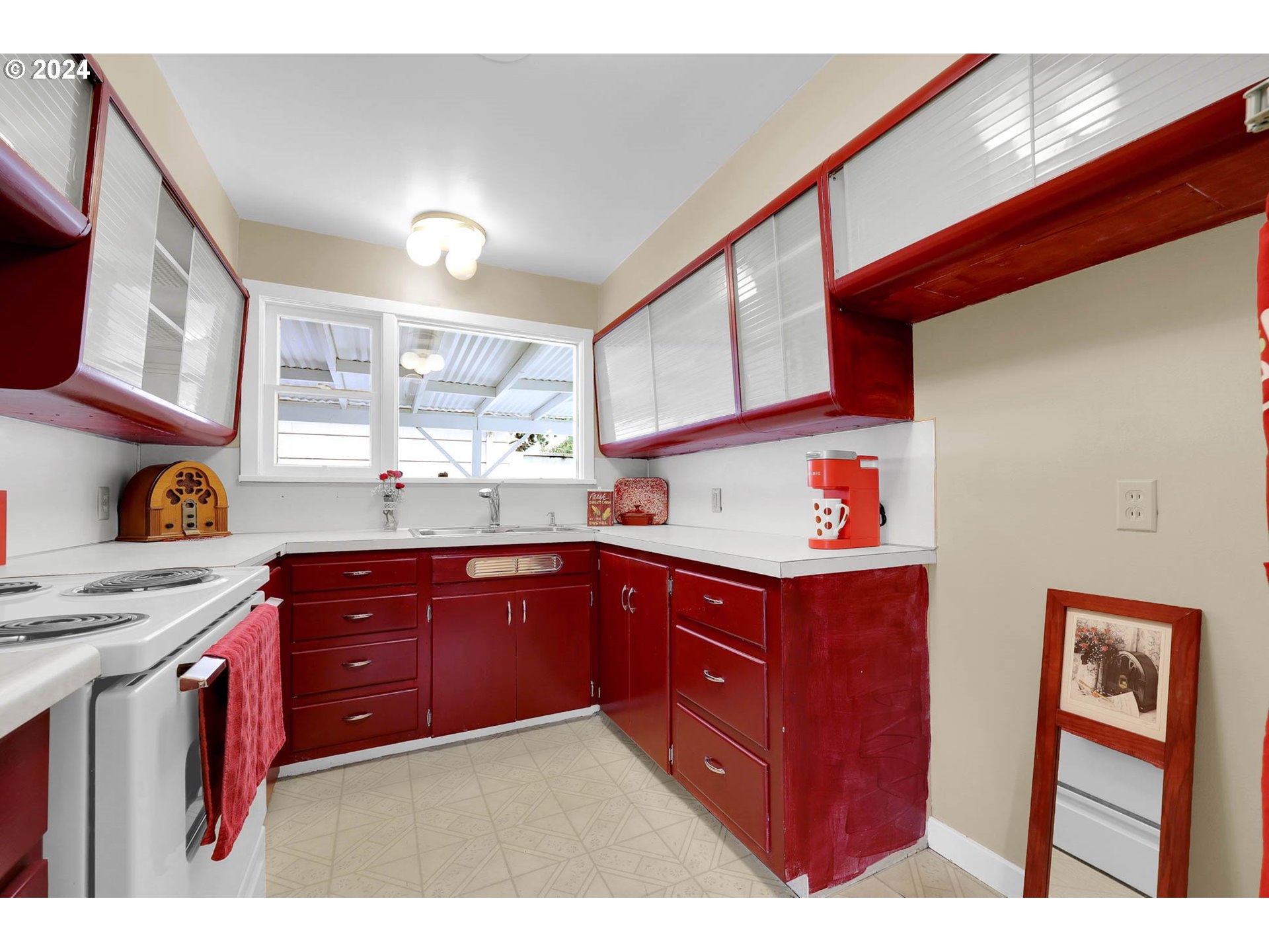 647 16th Street Springfield, OR 97477 - Photo 11 of 35 Kitchen